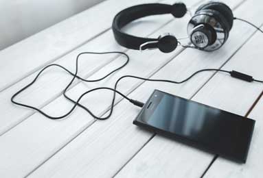 NBA季后赛焦点战：骑士队险胜猛龙队，激战悬念迭起